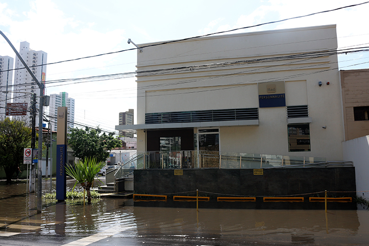 ITAÚ: CLIENTE E BANCÁRIOS NO ESCURO E COM CALOR - Sindicato dos Bancários  de Itabuna e Região